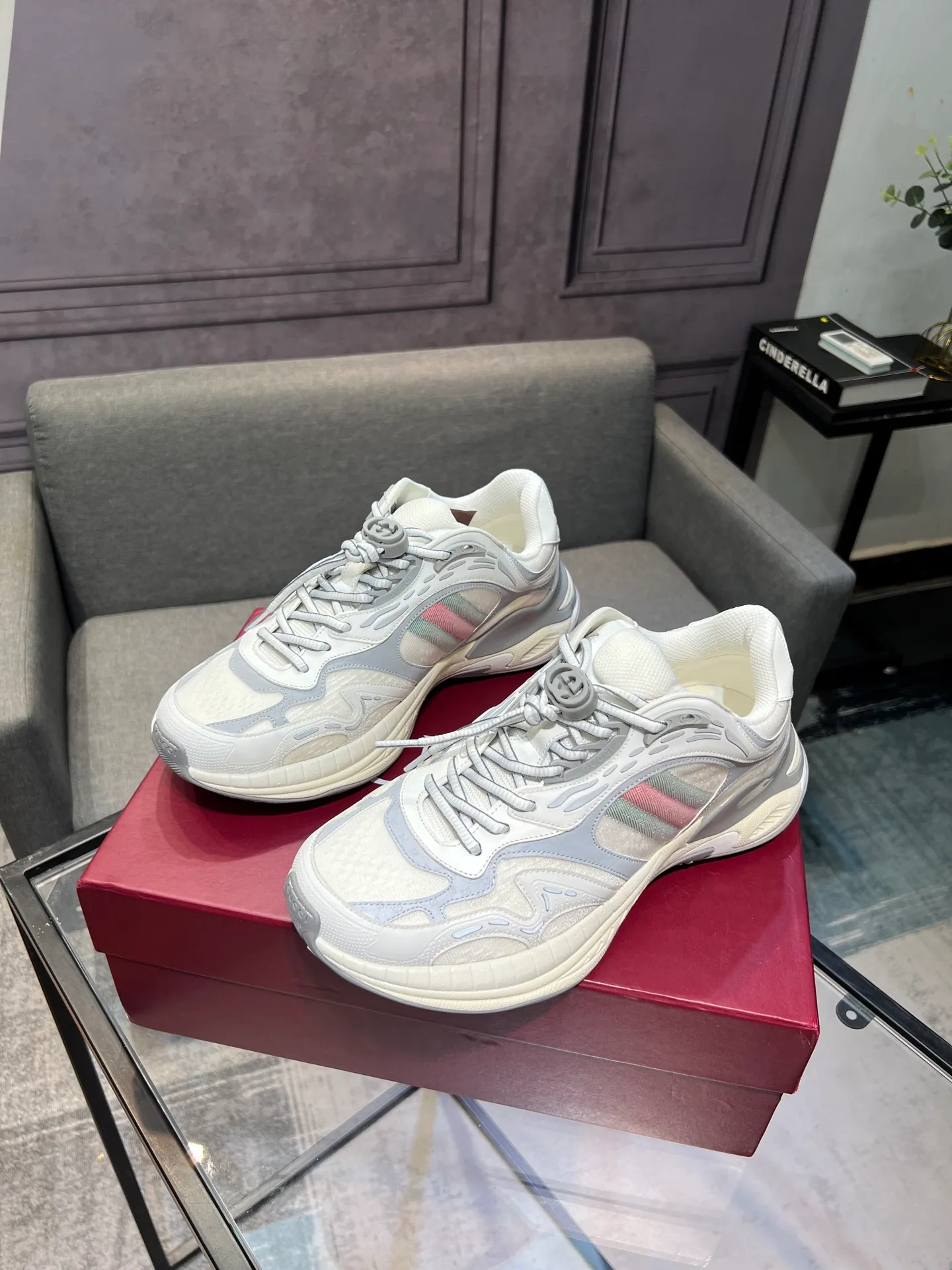 Men's Men's Shoes 💰900 Gucci Gucci 2.0 Sports Shoes Couple's Style Retro Casual Shoes Running Shoes Original Purchase, Development, Production Gucci 2.0 Sports Shoes reinterpret the brand's iconic striped webbing elements. This sneaker reinterprets the iconic details, using thick EVA soles with a smart silhouette, bringing a stable and comfortable wearing experience. Exquisite packaging at the delivery counter. Fabric: original imported cowhide + technical fabrics. Lining: original imported breathable mesh. Sole: original molded ultra-light foam rubber. Bottom thickness: 4CM. Size: 35-40 for women / 39-45 for men.